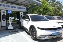Iniciar una recarga sin salir del coche ya es posible con el robot de recarga de Hyundai