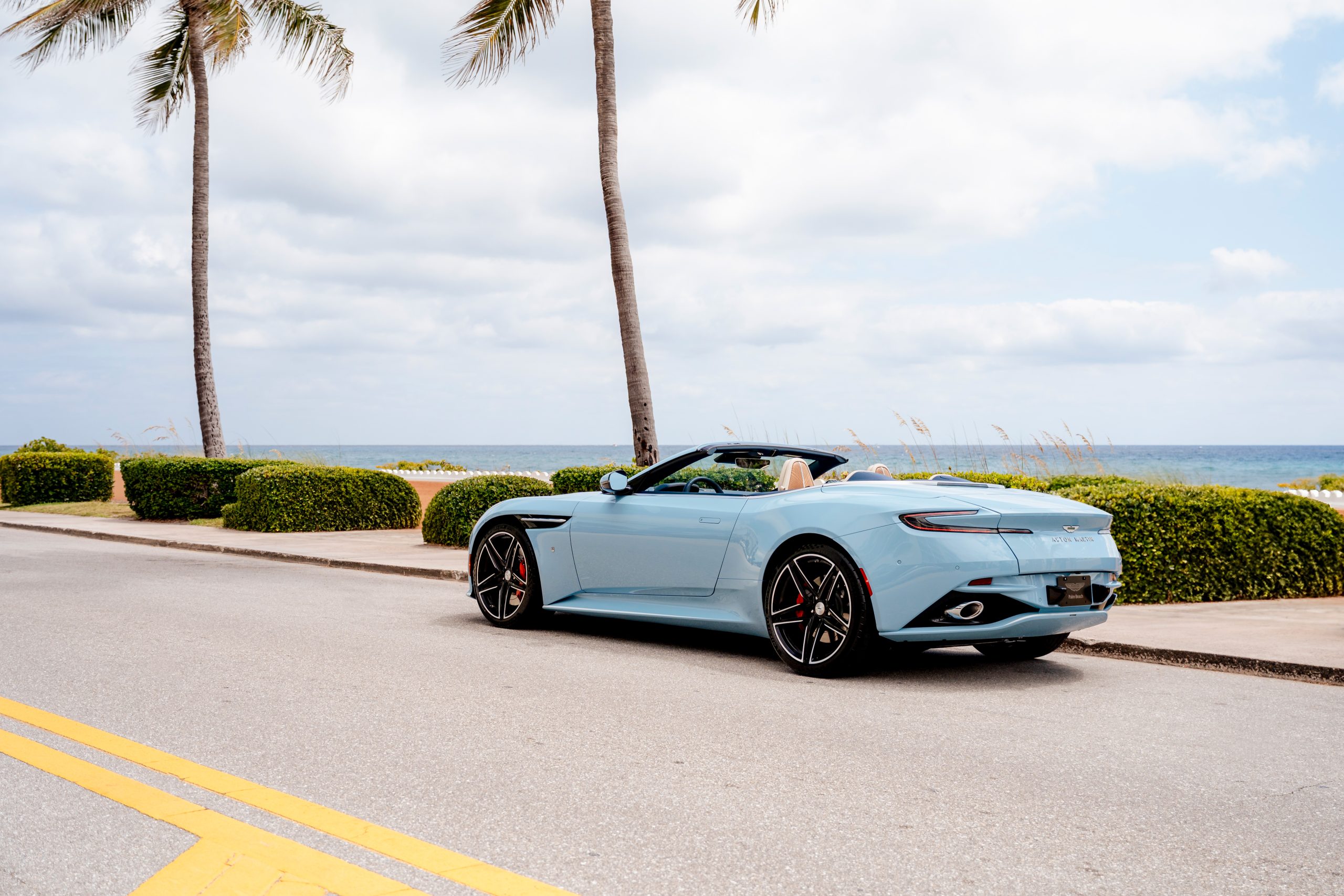 Aston Martin Db12 Volante Palm Beach Edition 3