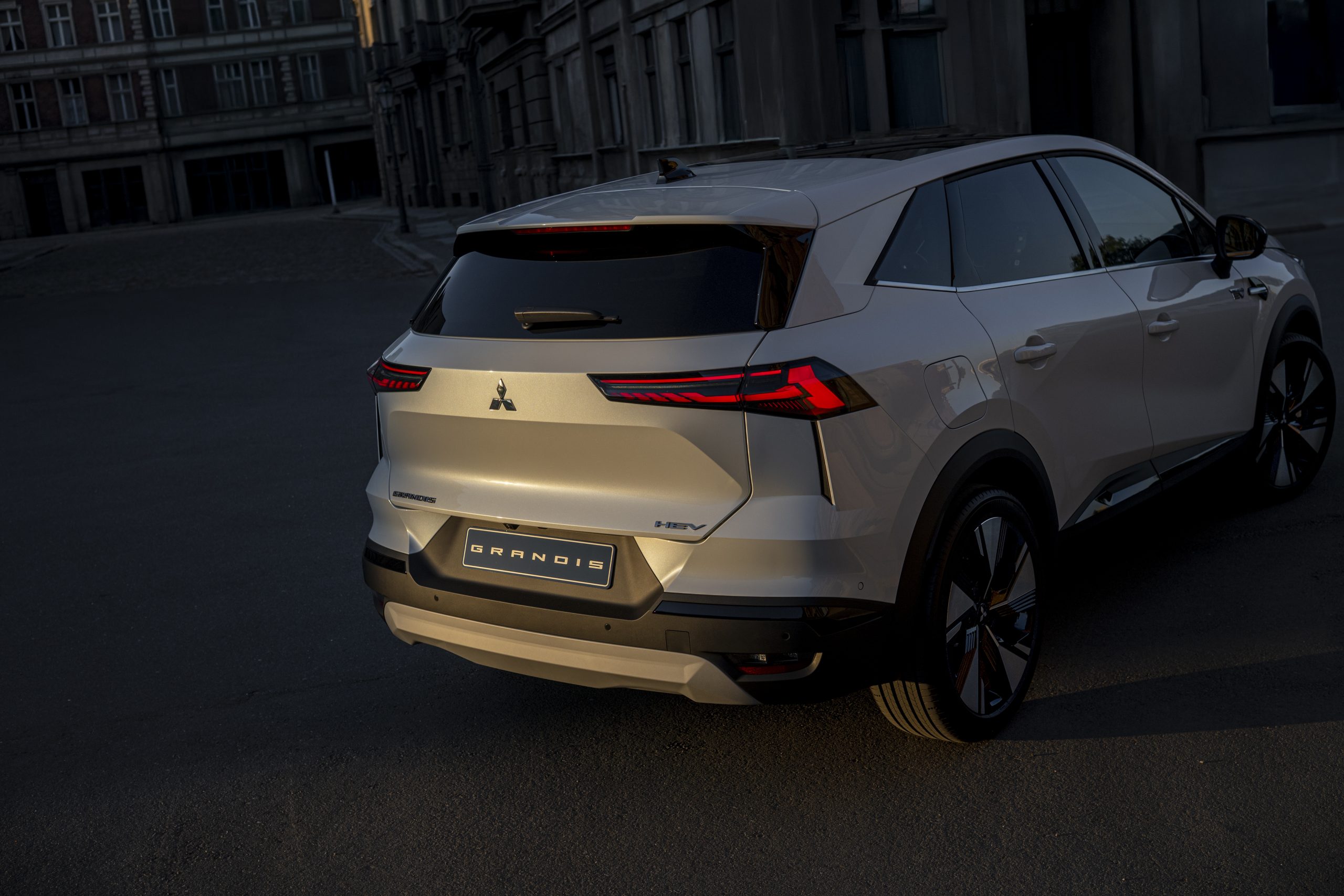 Mitsubishi Grandis 2025 (4)