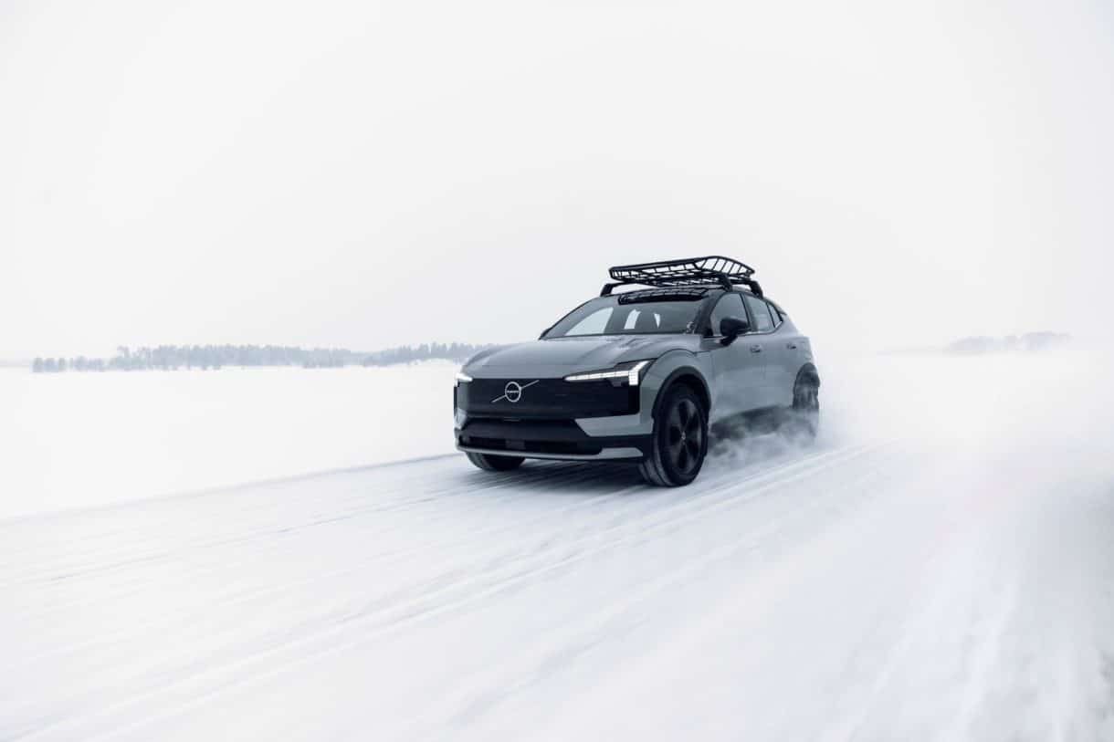 이것은 볼보 EX30 크로스 컨트리이고, 스웨덴 브랜드의 전기 SUV 중 가장 오프로드 버전