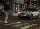 El nuevo prototipo basado en el Opel Grandland se comunica con los peatones con un sistema luminoso