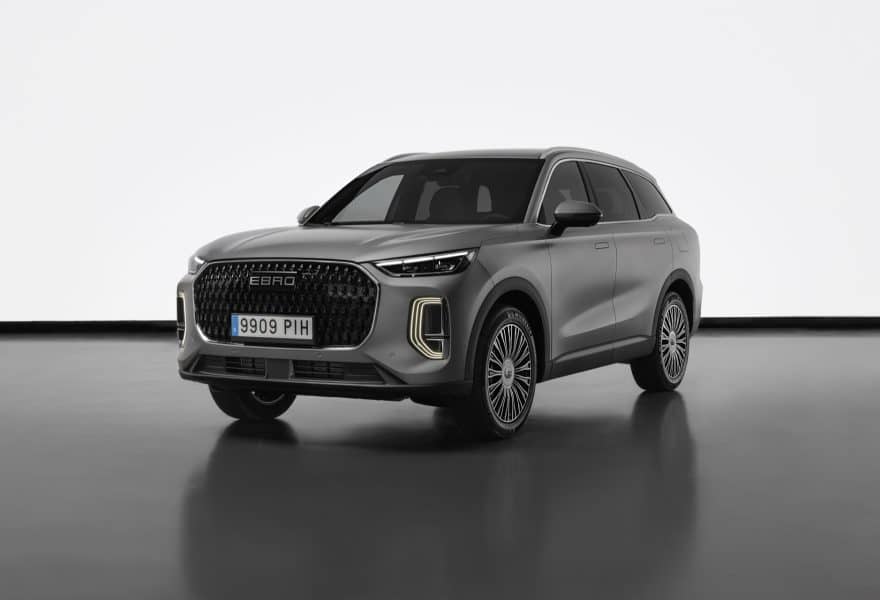 EBRO sube el nivel con el S900 PHEV: un SUV híbrido enchufable con 425 CV, 140 km de autonomía eléctrica y equipamiento de premium a precio casi de compacto