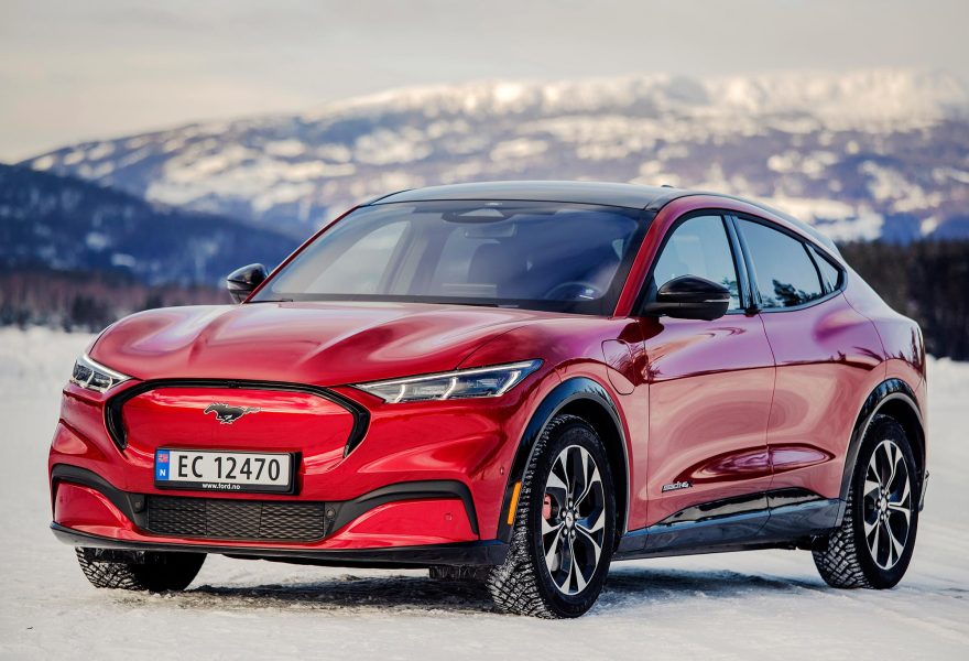Ford Mustang Mach-E vs Tesla Model Y: dos visiones del SUV eléctrico deportivo cara a cara