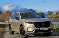 Honda CR-V kontra Hyundai Tucson: który rodzinny SUV hybrydowy oferuje lepsze wyposażenie technologiczne poniżej 45 000 euro