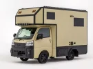Una autocaravana japonesa pequeña pero para cuatro personas