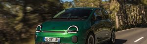 RenaultTwingoE-TechElectric_AbsolutGreen_Action©ThomasCortesi-13-300x90