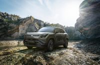 El Suzuki e Vitara llega a los concesionarios españoles y ya puedes conocer su equipamiento y precios