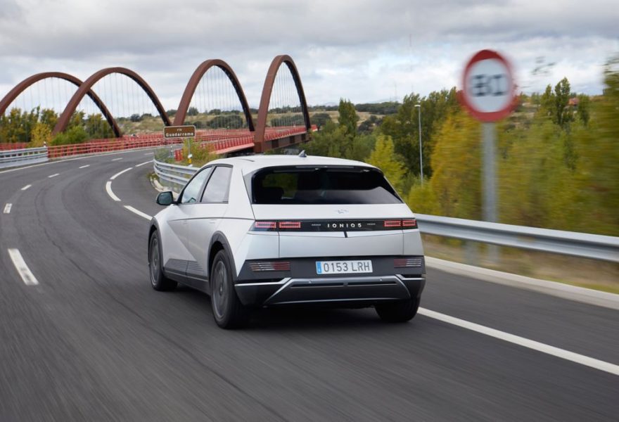 Hyundai IONIQ 5 frente a Tesla Model Y: pulso por el SUV eléctrico más completo de 2026