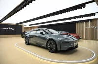 Toyota pone en un brete a Tesla en China: su sedán eléctrico es mucho más barato