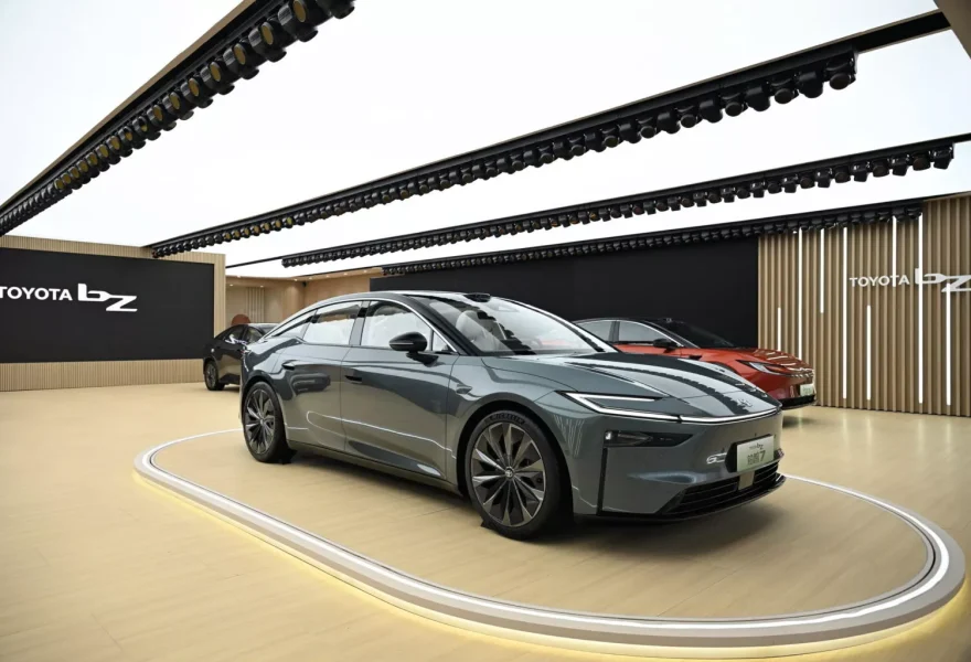 Toyota pone en un brete a Tesla en China: su sedán eléctrico es mucho más barato