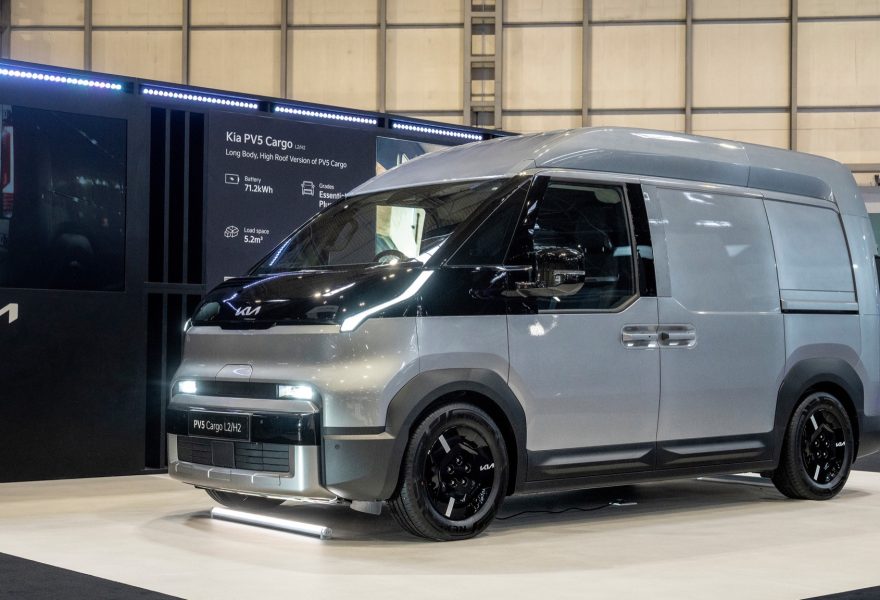 KIA presenta dos nuevas variantes de su furgoneta eléctrica PV5 Cargo