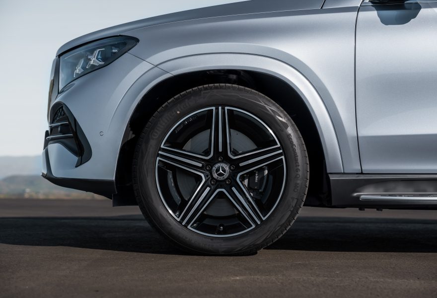 Mercedes-Benz GLE 400e contro BMW X5 xDrive50e: quale SUV-D ibrida plug-in premium offre di più nel 2026