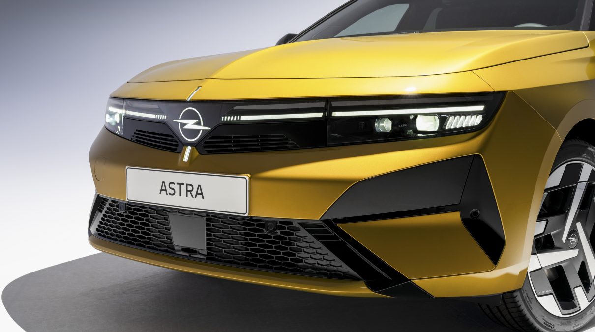 Opel Astra Plug-in Hybrid frente a Peugeot 308 PHEV: duelo de compactos enchufables del grupo Stellantis en 2026