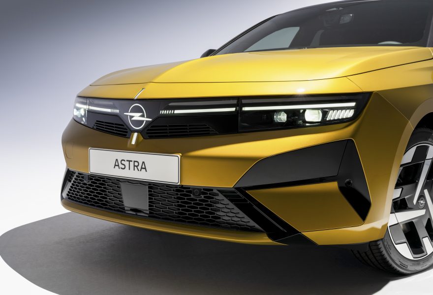 مقارنة Opel Astra Plug-in Hybrid مع Peugeot 308 PHEV: مواجهة السيارات المدمجة القابلة للشحن من مجموعة Stellantis في 2026