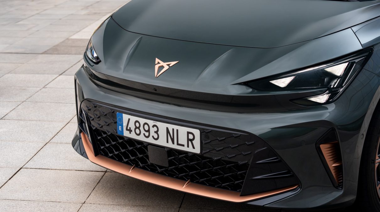 Cupra Born VZ contra MG4 XPower: dos compactos eléctricos deportivos frente a frente en valor y prestaciones