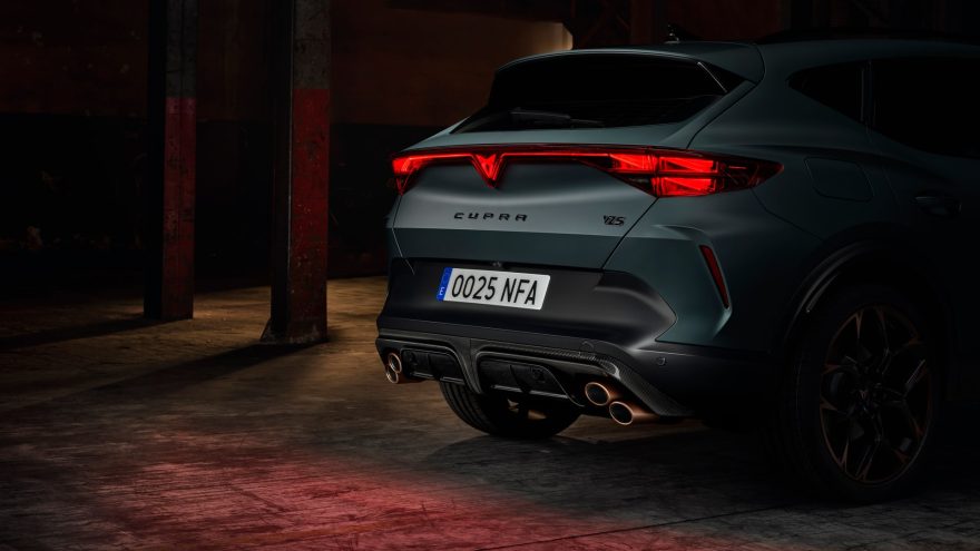 Geely E5 PHEV frente a Cupra Formentor e-Hybrid: dos compactos enchufables con filosofías opuestas