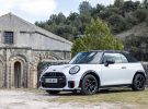 Prueba MINI Cooper JCW Cabrio: un deportivo pequeño, descapotable y cada vez más difícil de justificar… salvo al volante