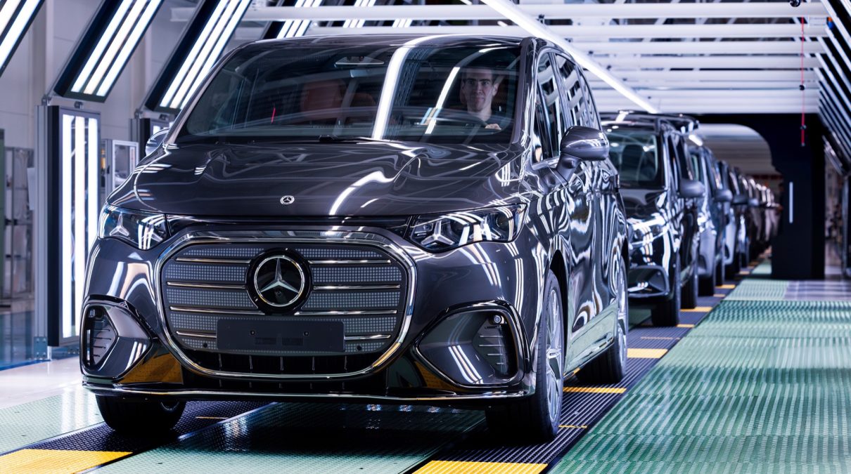 Mercedes-Benz inicia la producción en serie del monovolumen VLE en Vitoria