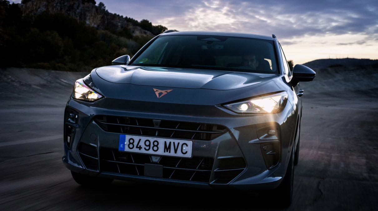 Cupra Terramar e-Hybrid frente a Volvo XC40 Recharge: dos SUV enchufables con alma premium a precio contenido