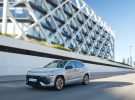 Hyundai Kona frente a Toyota C-HR: qué SUV-B híbrido ofrece mejor equipamiento por menos de 32.000 euros