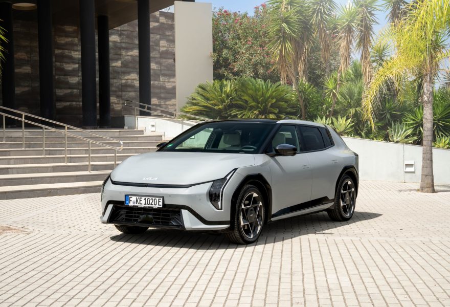 KIA EV4 frente a Tesla Model 3: duelo de compactos eléctricos por debajo de 45.000 euros
