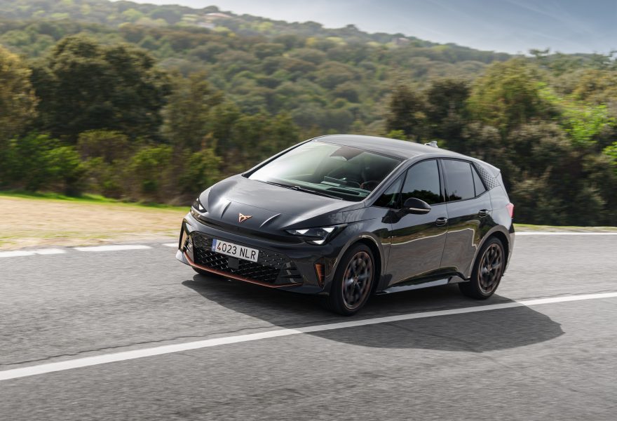 Cómo elegir un compacto eléctrico familiar en 2026 con más de 450 km de autonomía: batería, consumo y coste real