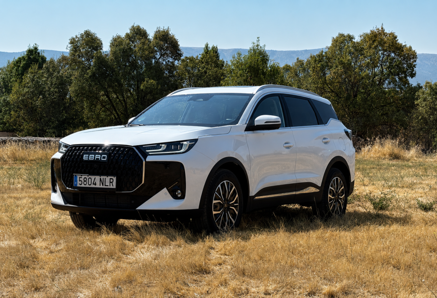 EBRO s700 HEV: 140 kilómetros hasta Segovia para descubrir cómo se comporta el nuevo SUV híbrido español en carretera… y sobre adoquines medievales