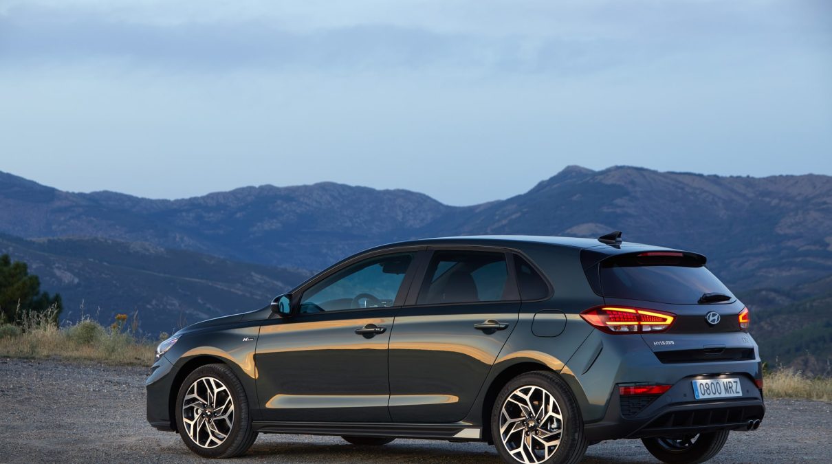 Hyundai i30 frente a Toyota Corolla: qué compacto híbrido ofrece mejor tecnología a bordo por debajo de 32.000 euros