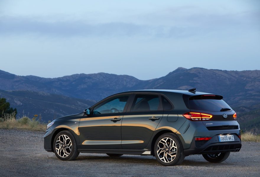 Hyundai i30 frente a Toyota Corolla: qué compacto híbrido ofrece mejor tecnología a bordo por debajo de 32.000 euros