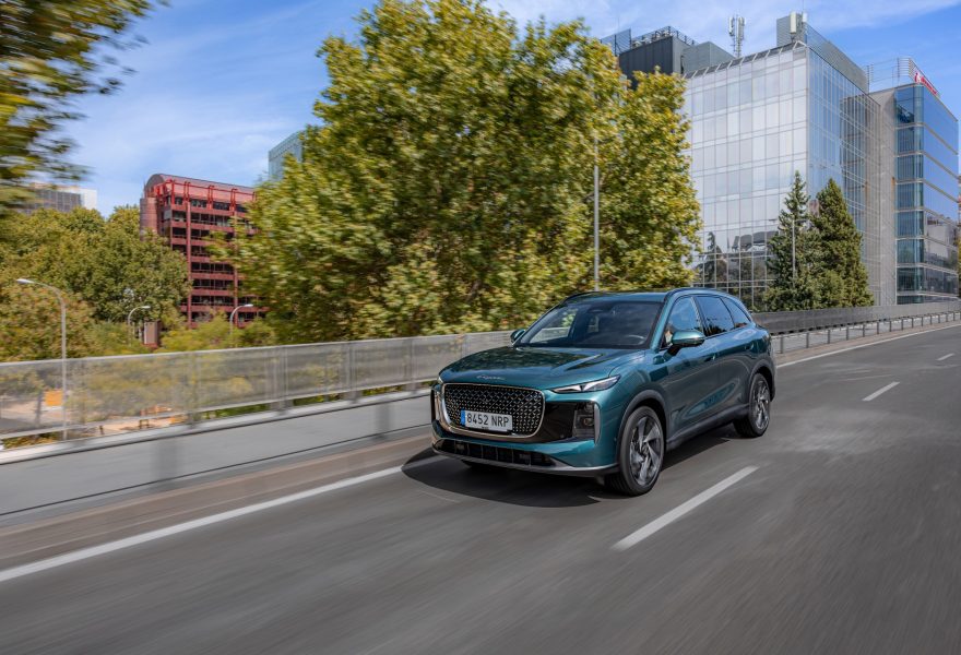 Al volante del Lepas L8 Super Híbrido:  279 CV, 90 km eléctricos, hasta 1.040 km de autonomía y un precio «cañón»