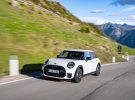 El MINI Cooper S de cinco puertas se viste con el color Nanuq White y quiere irse de vacaciones