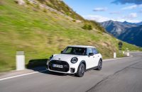 El MINI Cooper S de cinco puertas se viste con el color Nanuq White y quiere irse de vacaciones