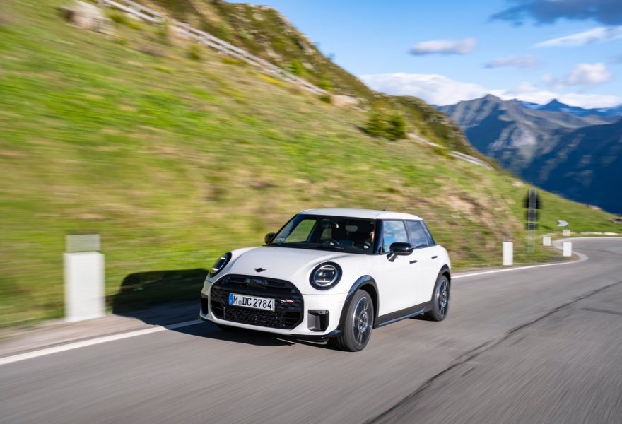 El MINI Cooper S de cinco puertas se viste con el color Nanuq White y quiere irse de vacaciones