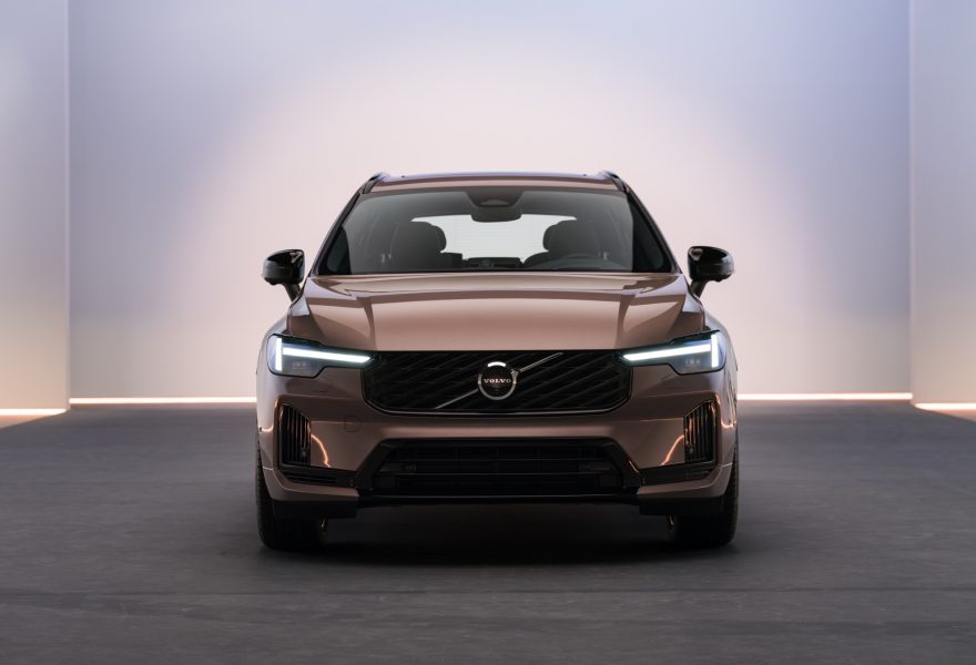 Volvo XC60 против BMW X3 с подключаемым гибридом: какой премиальный SUV D-класса предлагает больше ценности в 2026 году