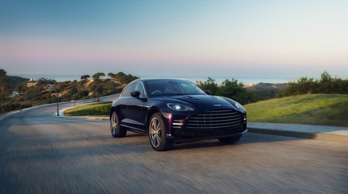 Aston Martin vereint Eleganz und Sportlichkeit im neuen GT-Modell des DBX