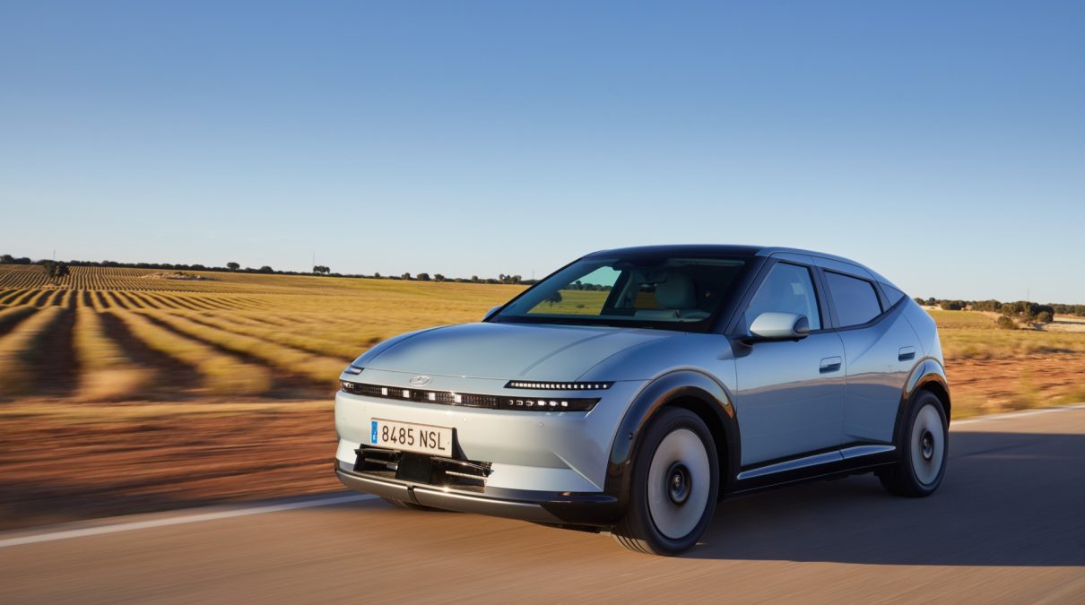 Al volante del Hyundai IONIQ 3: un eléctrico que llama la atención por su diseño y convence al conducirlo