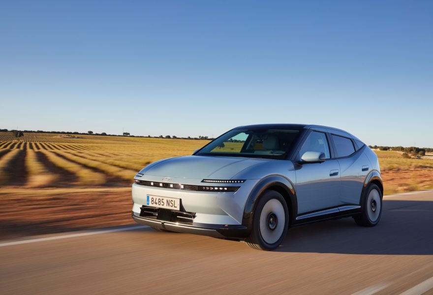 Alla guida dell'Hyundai IONIQ 3: un'elettrica che attira l'attenzione per il design e convince alla guida