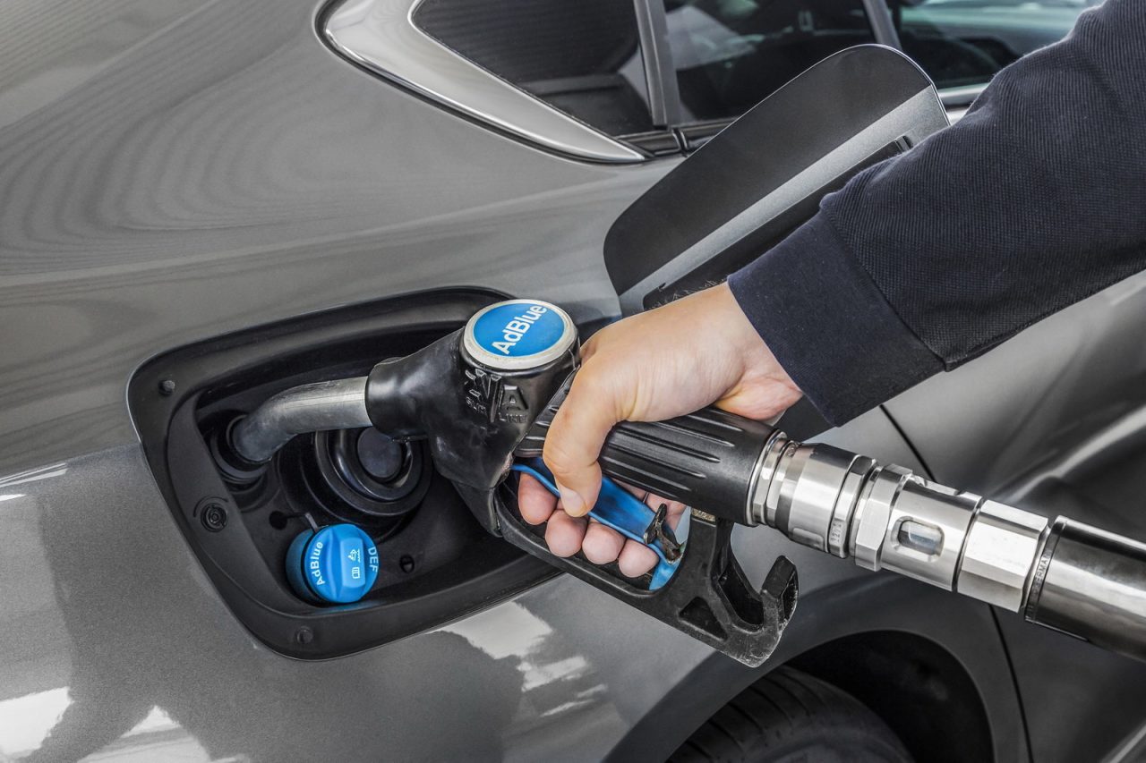 ¿Cómo saber en qué lado está la boca del depósito de combustible de un