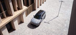 El Volvo EX90 se renueva y mejora la carga de su batería con la arquitectura de 800 voltios