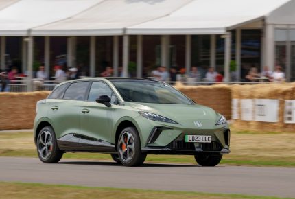 MG4 vs Renault Megane E-Tech vs Hyundai Kona Electric: tres compactos eléctricos a examen