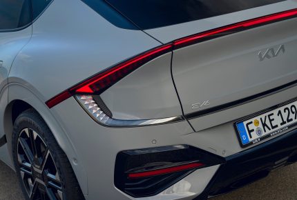 Los 8 SUV eléctricos compactos con carga rápida más potente para reducir tiempos en ruta
