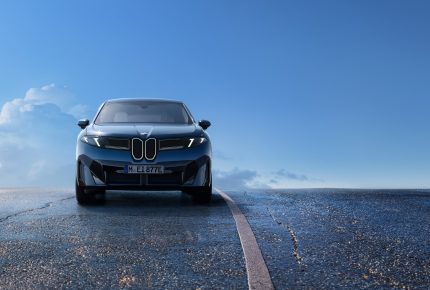 Qué papel juega el motor eléctrico en el rendimiento total de un SUV PHEV y cómo mejora la respuesta en aceler