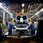 Peugeot e-2008 vs Opel Mokka Electric: duelo de SUV compactos eléctricos para ciudad