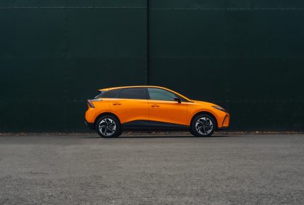 MG4 vs Peugeot e-308: duelo de compactos eléctricos por autonomía, carga y precio en 2026