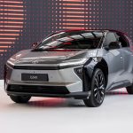 Toyota bZ4X vs Subaru Solterra: comparativa de compactos eléctricos gemelos por autonomía, carga y precio en 2